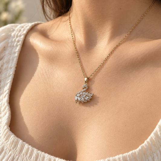 14 Ayar Altın Kaplama Işıltılı Beyaz Kristal Taşlı Kuğu Figürlü Kolye (Altın)