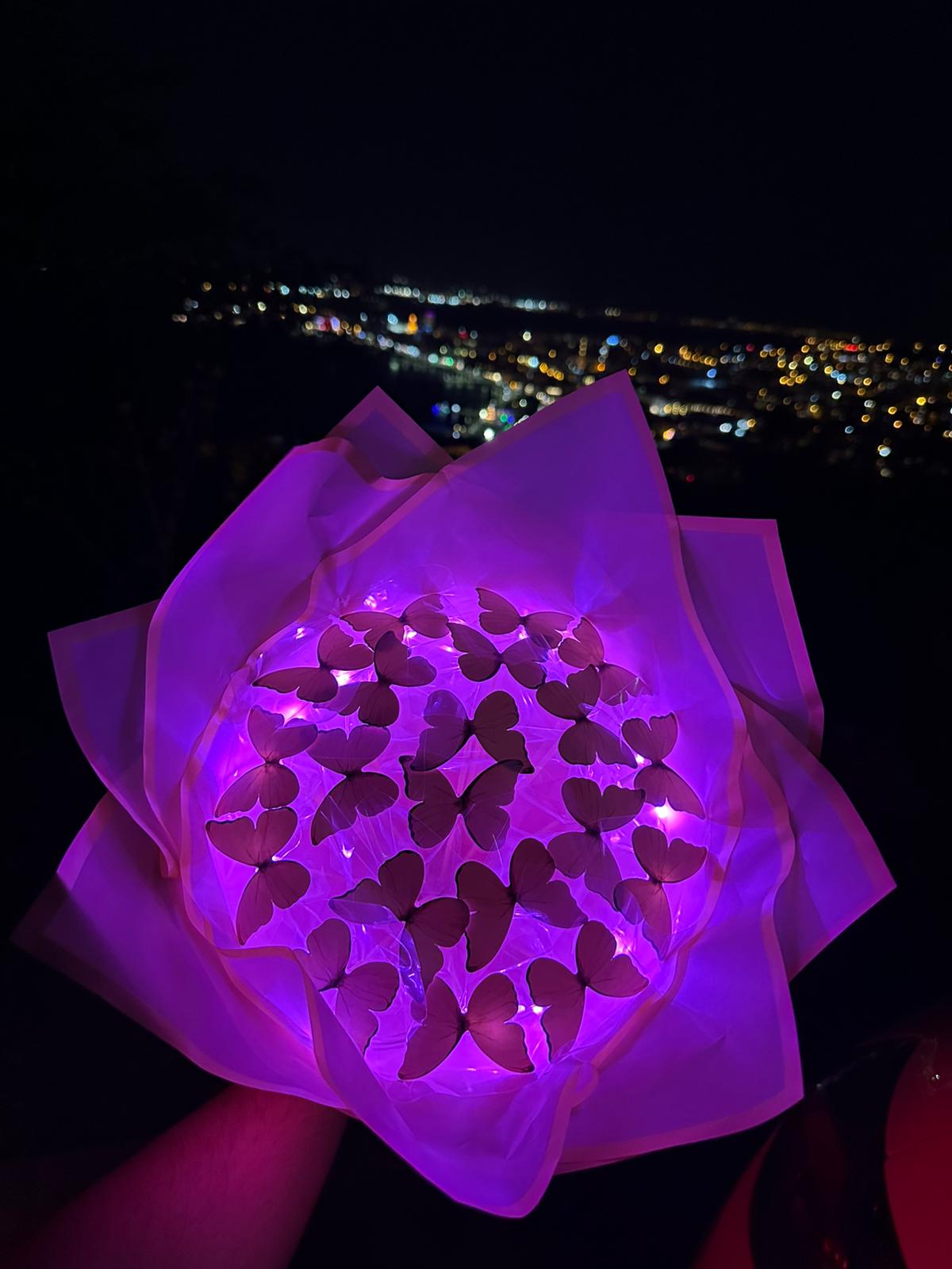 LED Işıklı Pembe Kelebek Buketi – Solmayan Yapay Çiçek Hediye