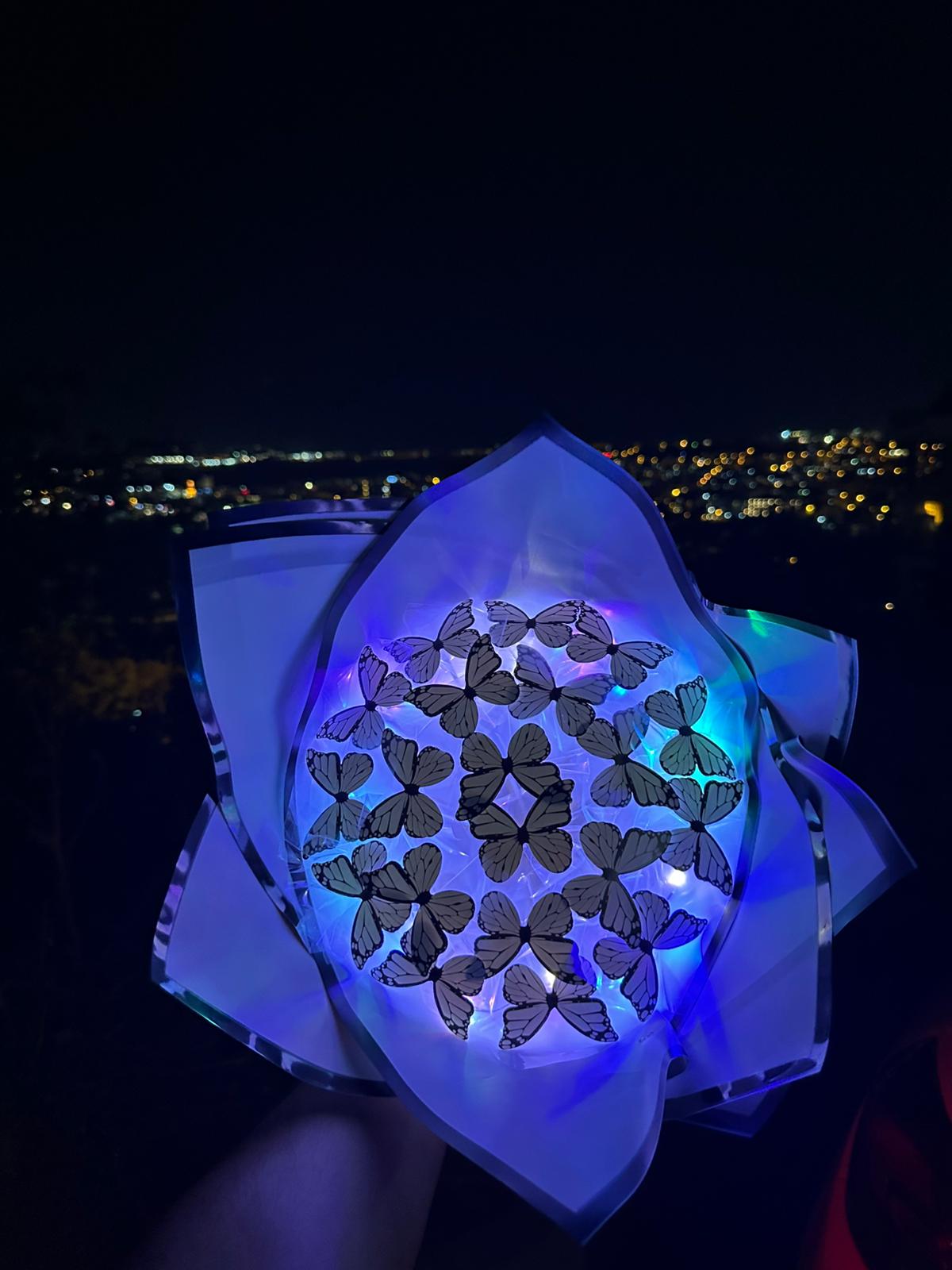 LED Işıklı Beyaz Kelebek Buketi – Solmayan Yapay Çiçek Hediye