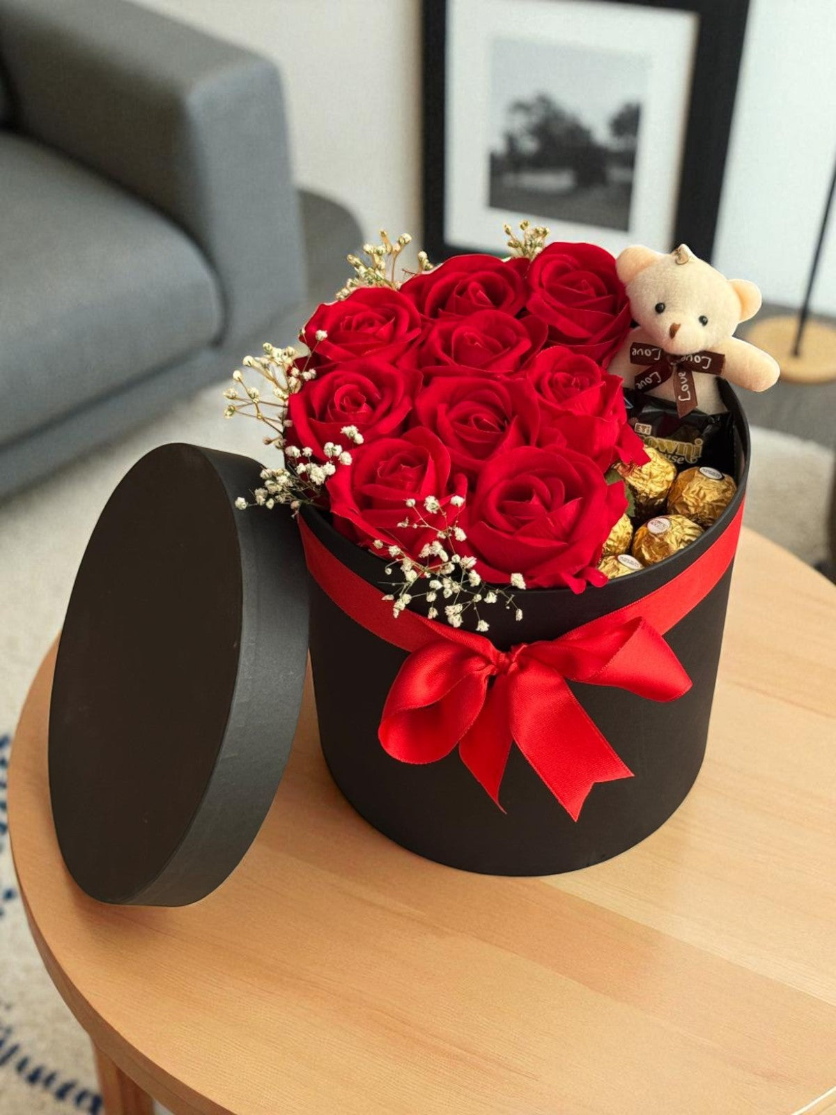 Romantik Lüks Kırmızı Gül Kutusu Büyük Boy – Peluş Ayıcık & Çikolata Detaylı