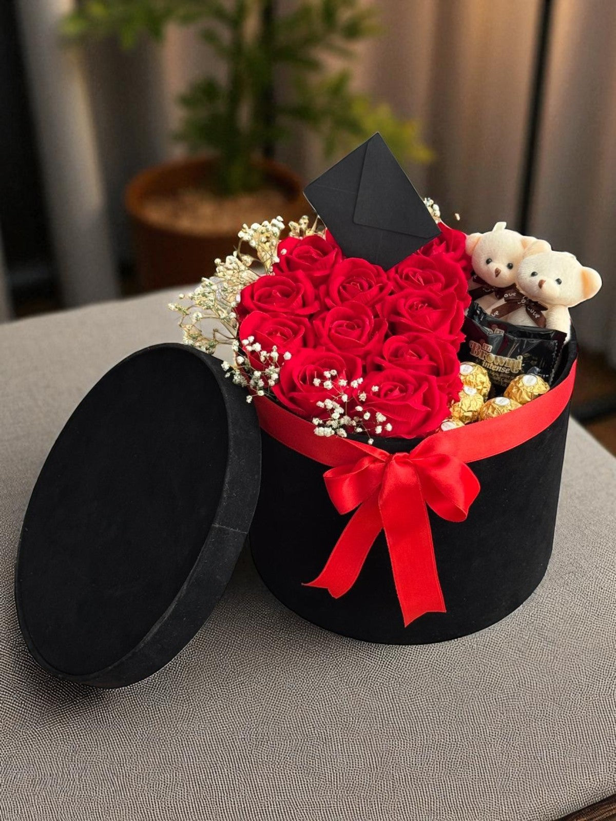 Romantik Lüks Kırmızı Kadife Gül Kutusu Prestij Boy – Peluş Ayıcık & Çikolata Detaylı
