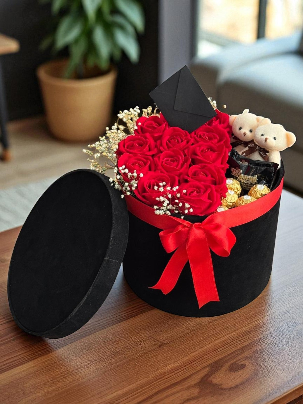 Romantik Lüks Kırmızı Kadife Gül Kutusu Prestij Boy – Peluş Ayıcık & Çikolata Detaylı