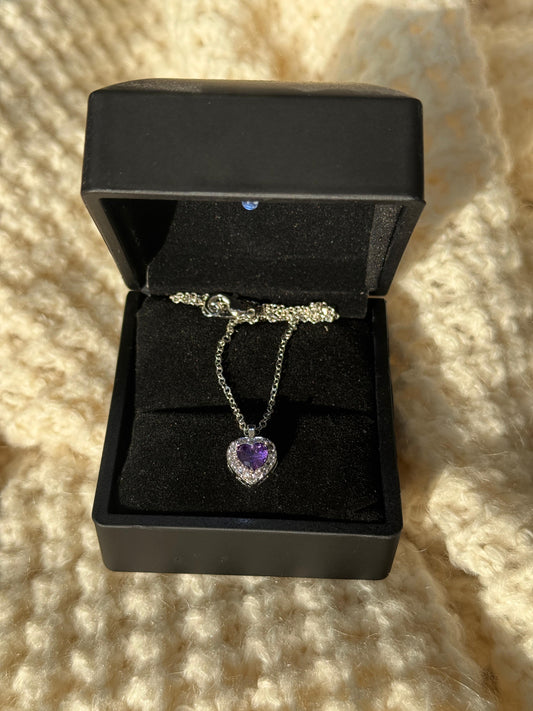 Mor Kalpli Işıklı Kutuda Çelik Ciddi İlişki Kolyesi – Sevgiliye Özel Hediye