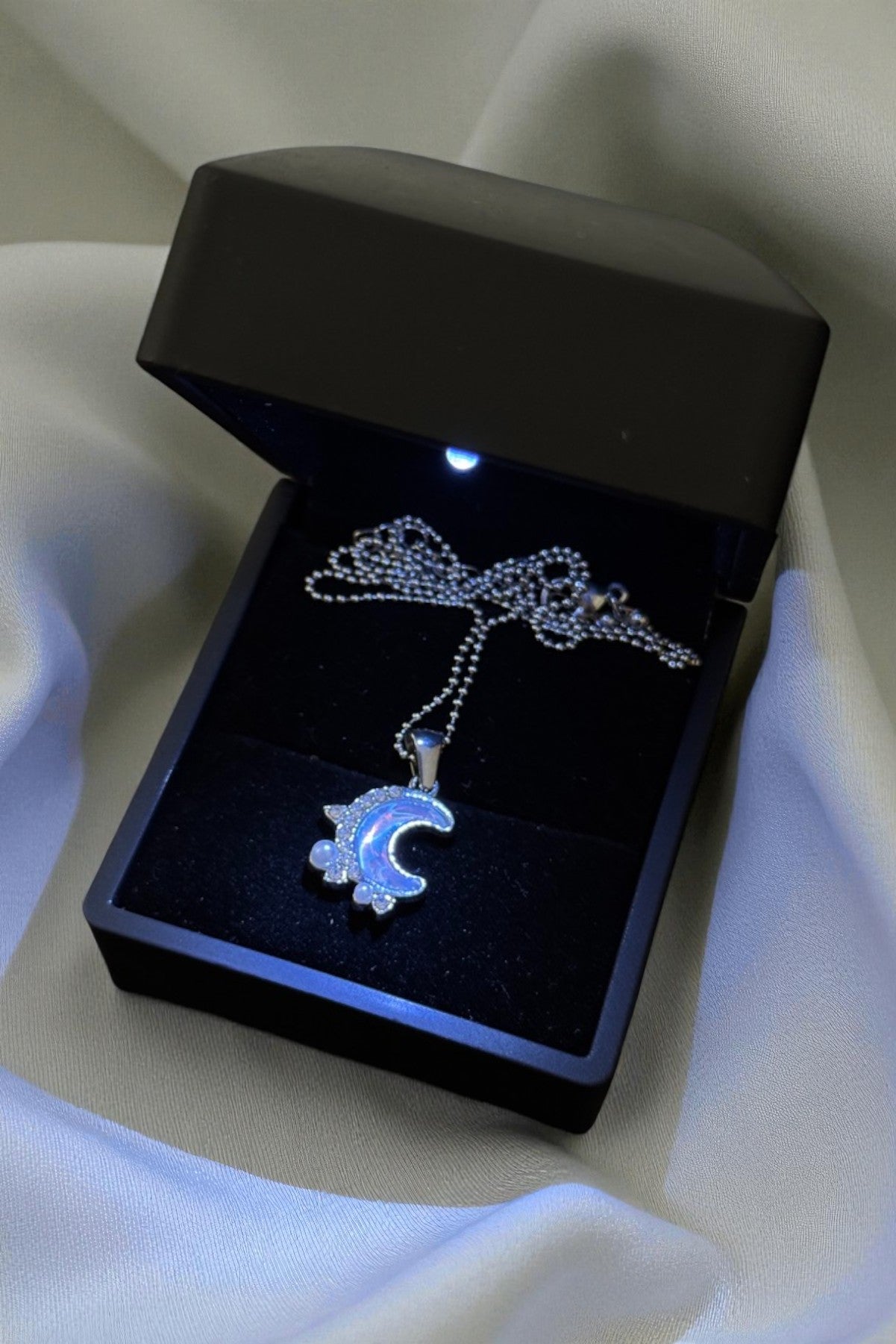 Işıklı Kutulu Parlak Çelik Ay Figürlü Kolye – Işıltılı ve Zarif Tasarım | Sevgiliye Özel (Silver)