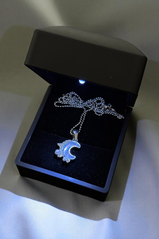 Işıklı Kutulu Parlak Çelik Ay Figürlü Kolye – Işıltılı ve Zarif Tasarım | Sevgiliye Özel (Silver)
