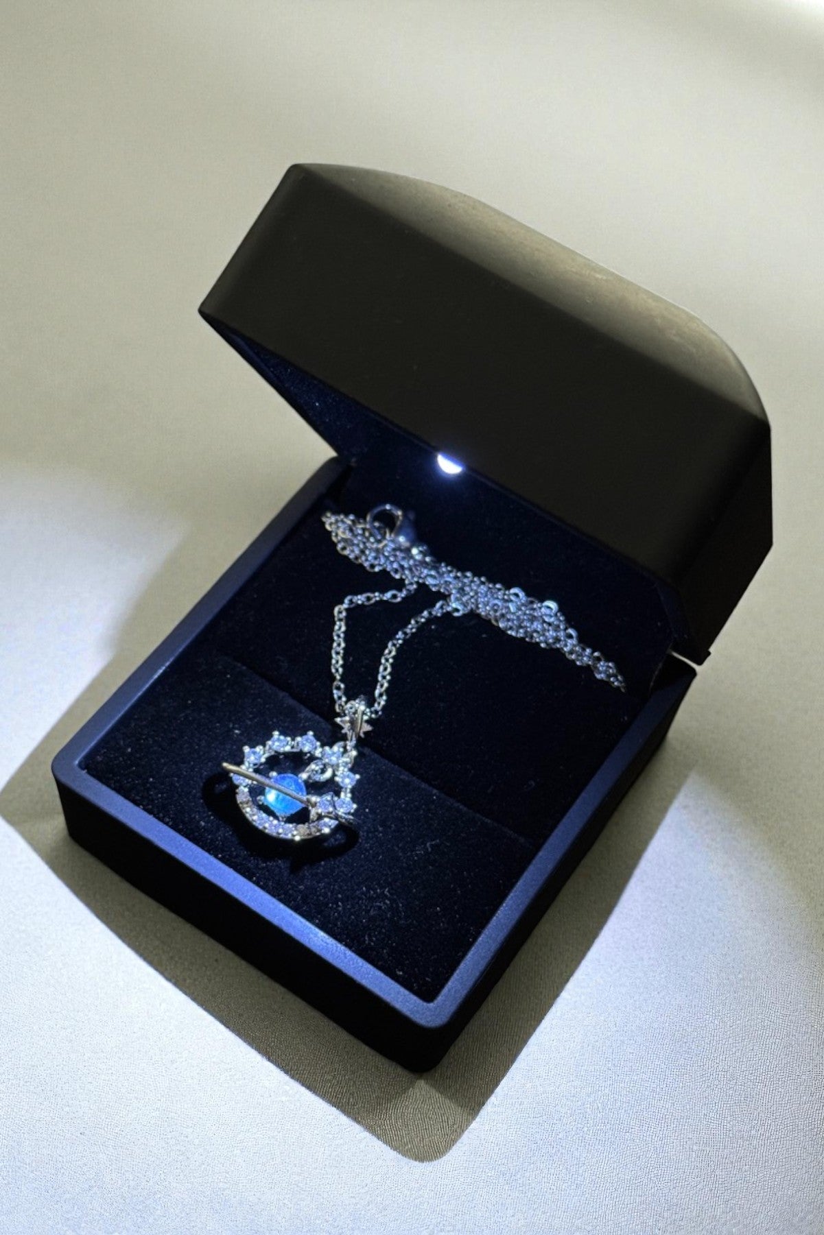 Işıklı Kutulu Parlak Çelik Gezegen Figürlü Kolye – Mavi Taşlı Şık Tasarım | Sevgiliye Özel (Silver)