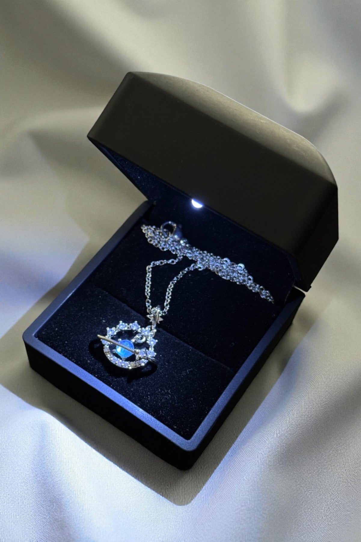 Işıklı Kutulu Parlak Çelik Gezegen Figürlü Kolye – Mavi Taşlı Şık Tasarım | Sevgiliye Özel (Silver)