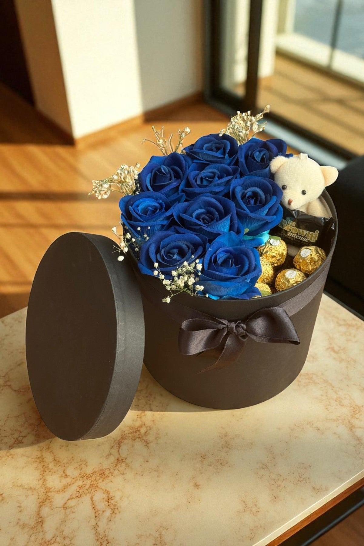 Romantik Lüks Mavi Gül Kutusu Büyük Boy – Peluş Ayıcık & Çikolata Detaylı