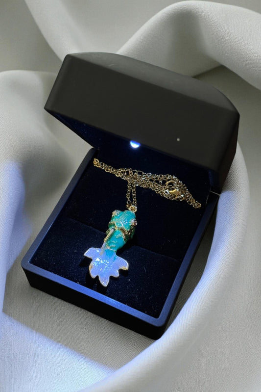 Işıklı Kutulu Parlak Çelik Karides Figürlü Kolye – Zarif ve Işıltılı Tasarım | Sevgiliye Özel (Gold)