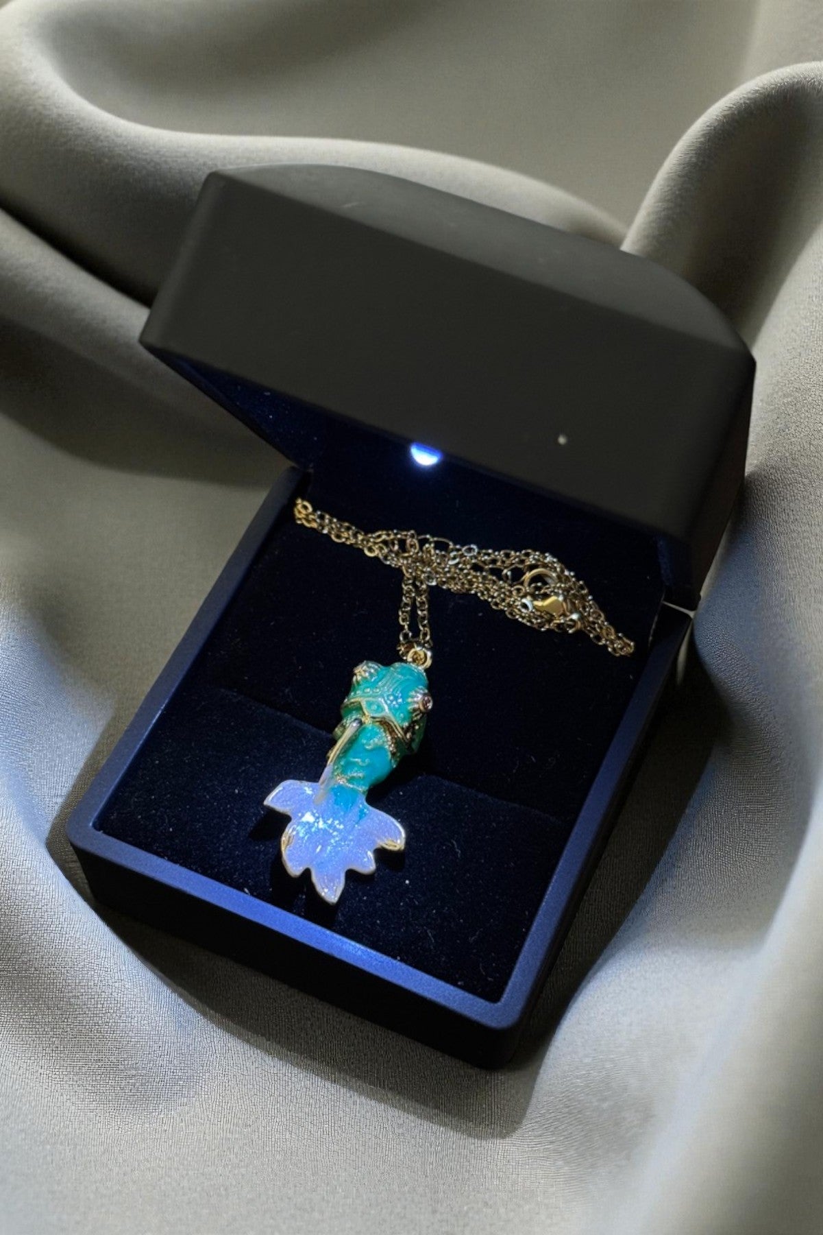 Işıklı Kutulu Parlak Çelik Karides Figürlü Kolye – Zarif ve Işıltılı Tasarım | Sevgiliye Özel (Gold)