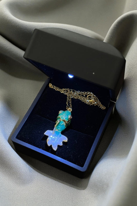 Işıklı Kutulu Parlak Çelik Karides Figürlü Kolye – Zarif ve Işıltılı Tasarım | Sevgiliye Özel (Gold)