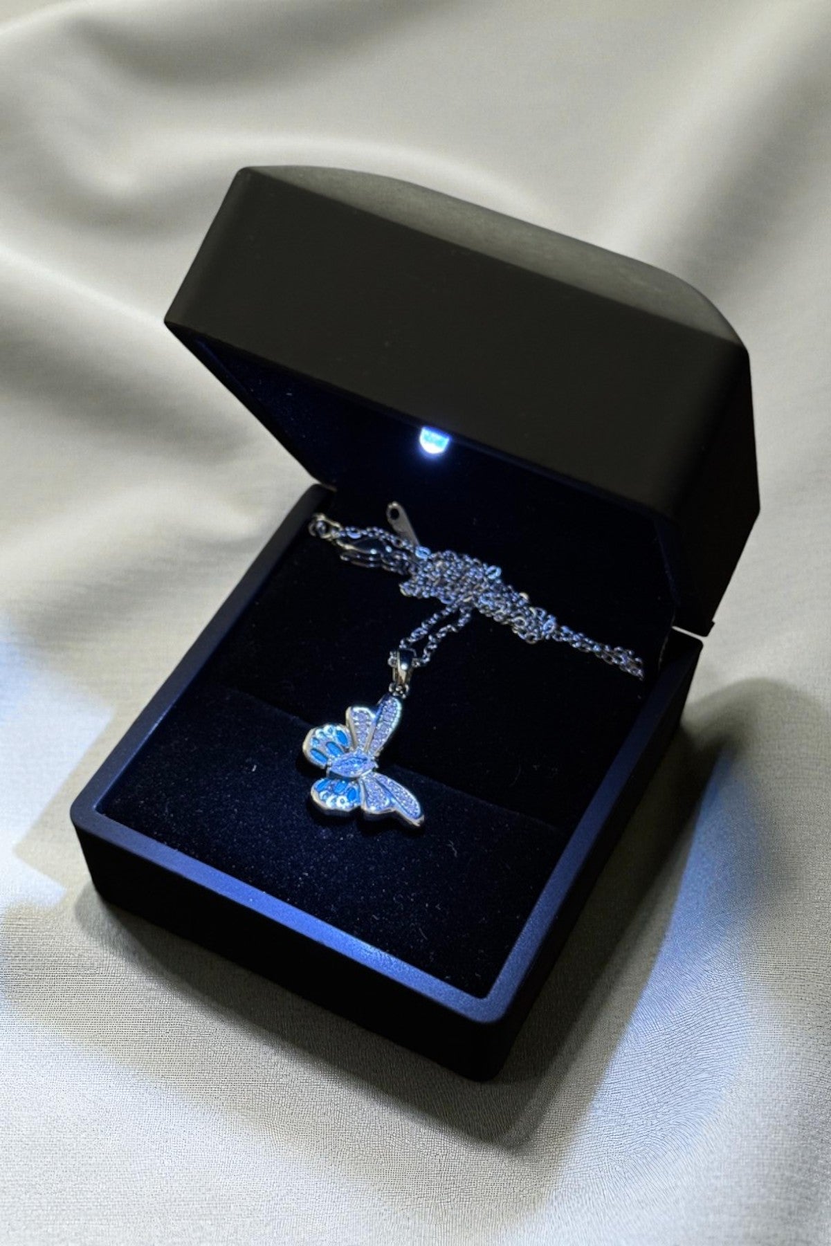 Işıklı Kutulu Parlak Çelik Kelebek Figürlü Kolye – Mavi Taşlı Zarif Tasarım | Sevgiliye Özel (Silver)