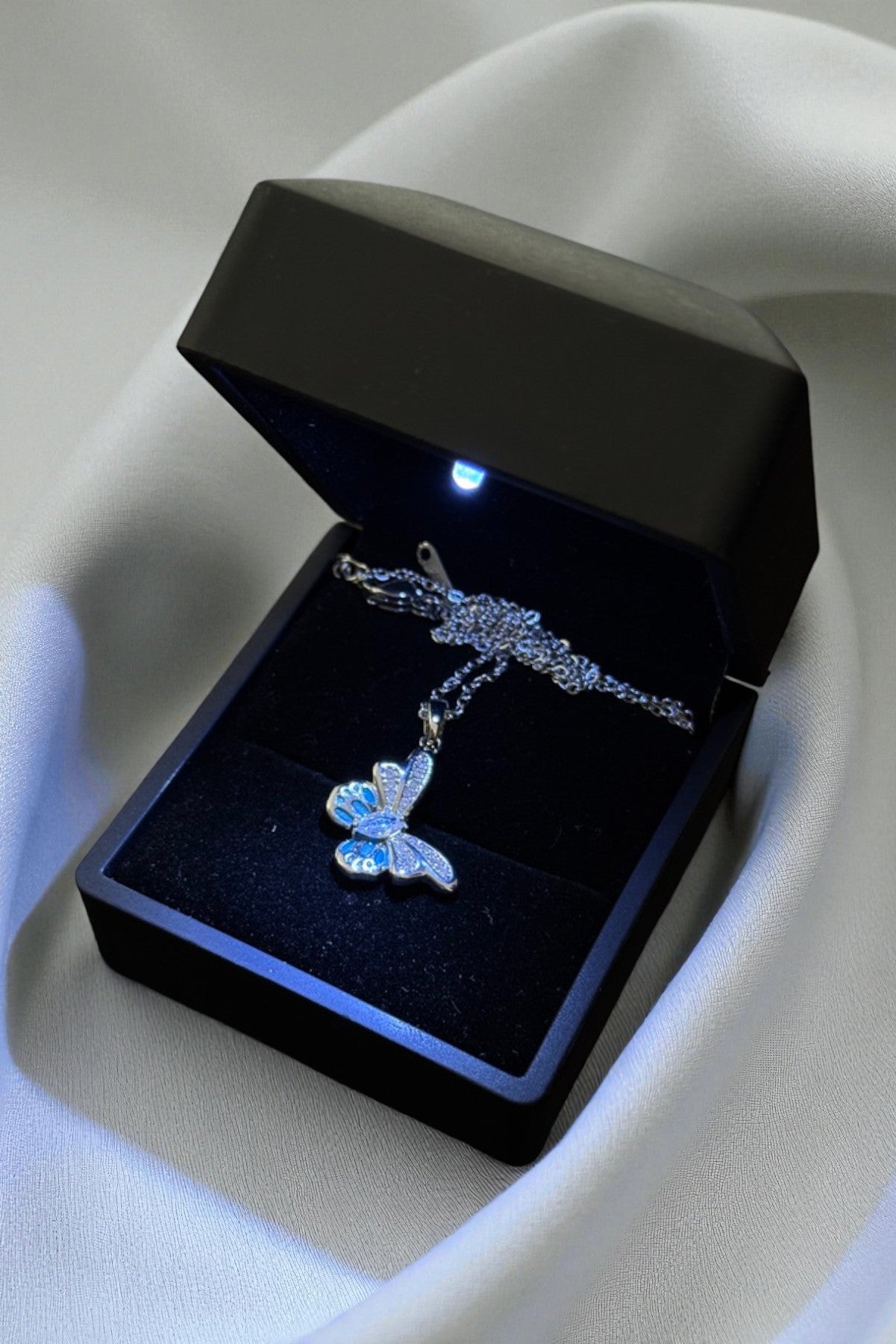 Işıklı Kutulu Parlak Çelik Kelebek Figürlü Kolye – Mavi Taşlı Zarif Tasarım | Sevgiliye Özel (Silver)