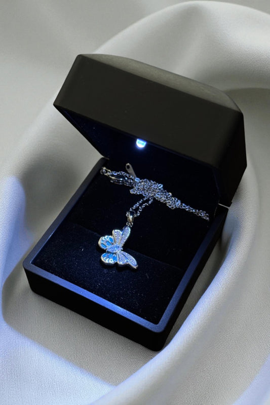 Işıklı Kutulu Parlak Çelik Kelebek Figürlü Kolye – Mavi Taşlı Zarif Tasarım | Sevgiliye Özel (Silver)