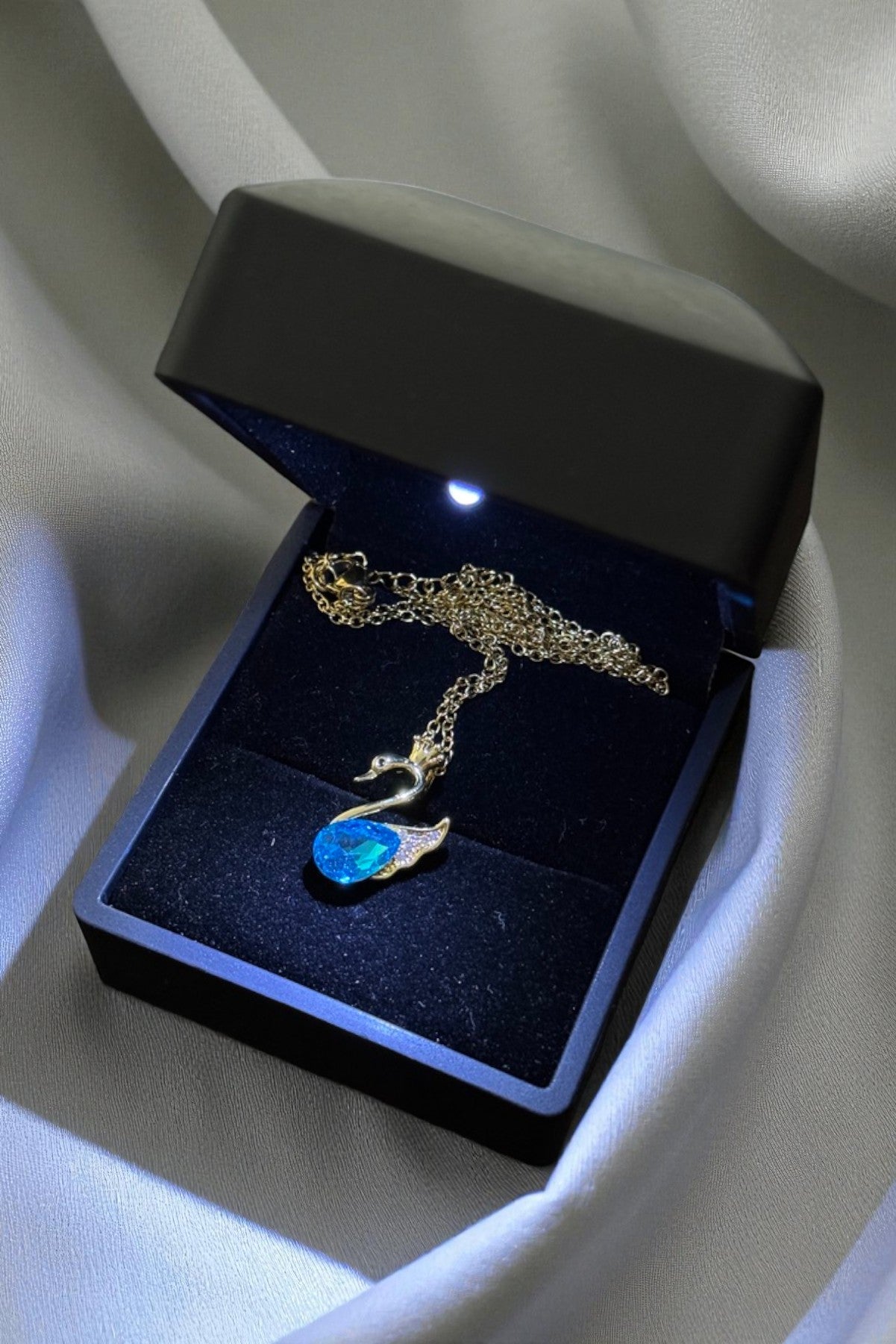 Işıklı Kutulu Parlak Çelik Mavi Kuğulu Kolye – Işıltılı ve Şık Tasarım | Sevgiliye Özel (Gold)