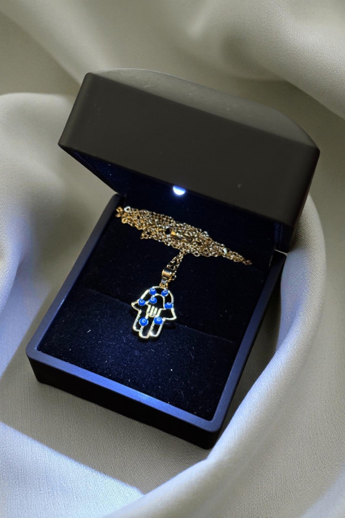 Işıklı Kutulu Parlak Çelik Nazar Boncuğu Kolye – Işıltılı ve Şık Tasarım | Sevgiliye Özel (Gold)