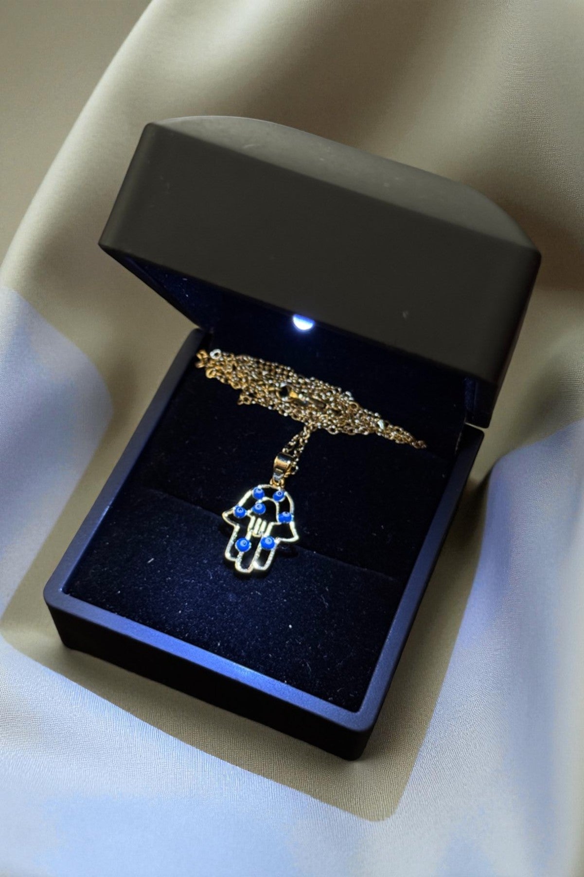 Işıklı Kutulu Parlak Çelik Nazar Boncuğu Kolye – Işıltılı ve Şık Tasarım | Sevgiliye Özel (Gold)