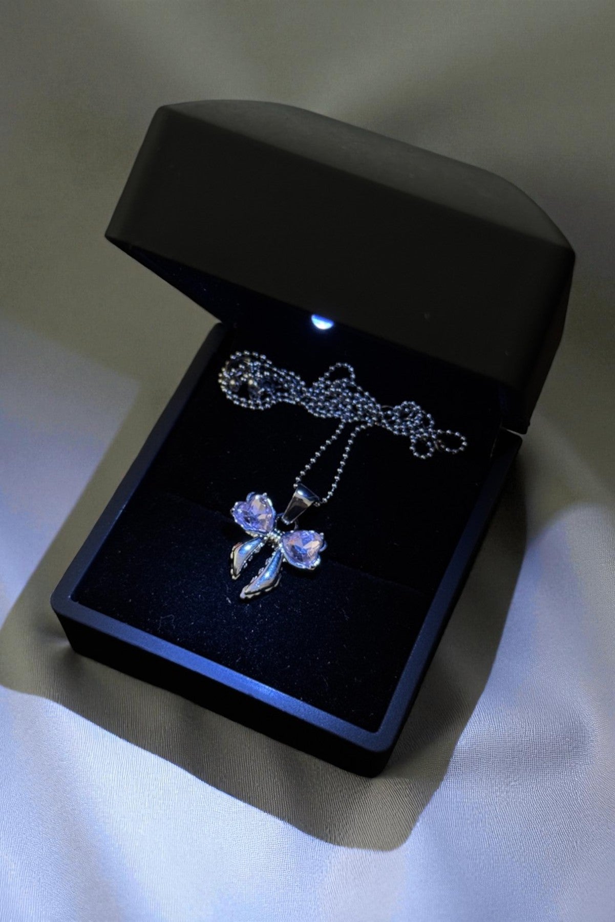 Işıklı Kutulu Parlak Çelik Papyon Kolye – Işıltılı ve Şık Tasarım | Sevgiliye Özel (Silver)