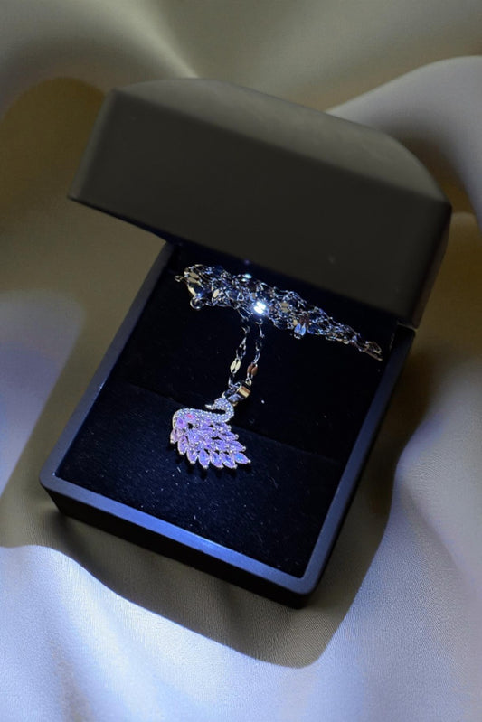Işıklı Kutulu Parlak Çelik Pembe Kuğu Kolye – Işıltılı ve Zarif Tasarım | Sevgiliye Özel (Silver)