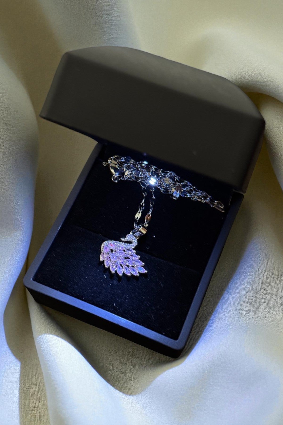 Işıklı Kutulu Parlak Çelik Pembe Kuğu Kolye – Işıltılı ve Zarif Tasarım | Sevgiliye Özel (Silver)