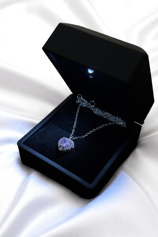 Pembe Kalpli Işıklı Kutuda Çelik Ciddi İlişki Kolyesi – Sevgiliye Özel Hediye