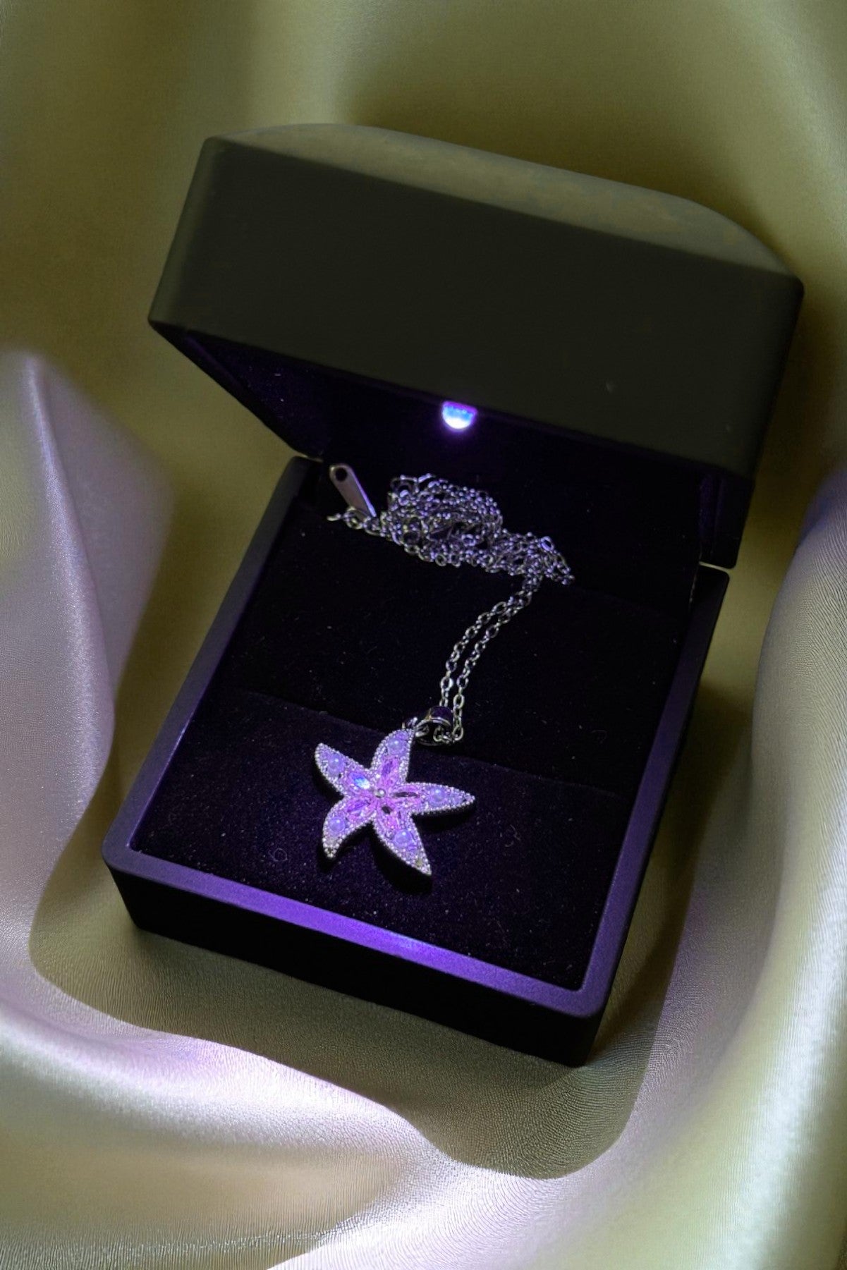Işıklı Kutulu Parlak Çelik Pembe Yıldız Figürlü Kolye – Zarif ve Romantik Tasarım | Sevgiliye Özel (Silver)
